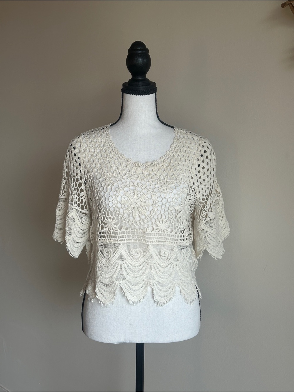 Rebellion Again Crochet Lace Short Sleeve Top in Cream Medium